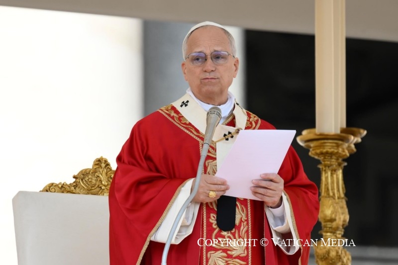 El Papa en el Ángelus, pide oraciones por los cristianos del Medio Oriente y los migrantes