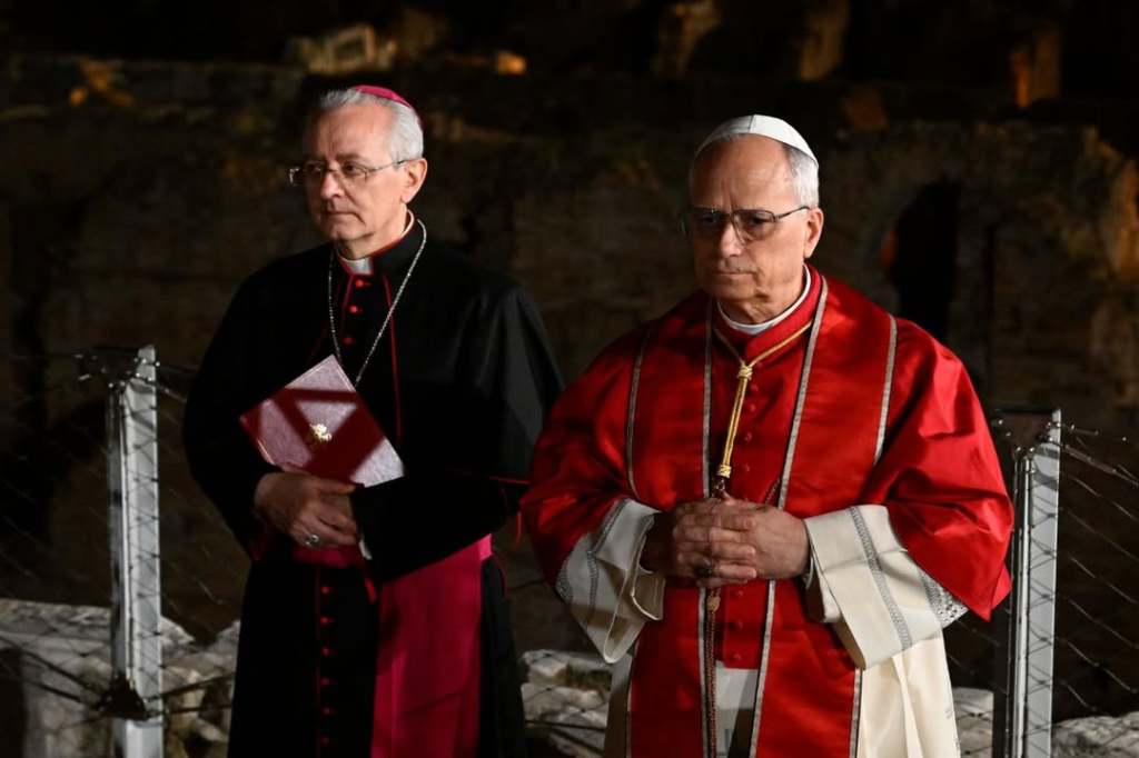En un mundo en guerra, el Papa León XIV invita a aprender de Cristo y cargar la Cruz