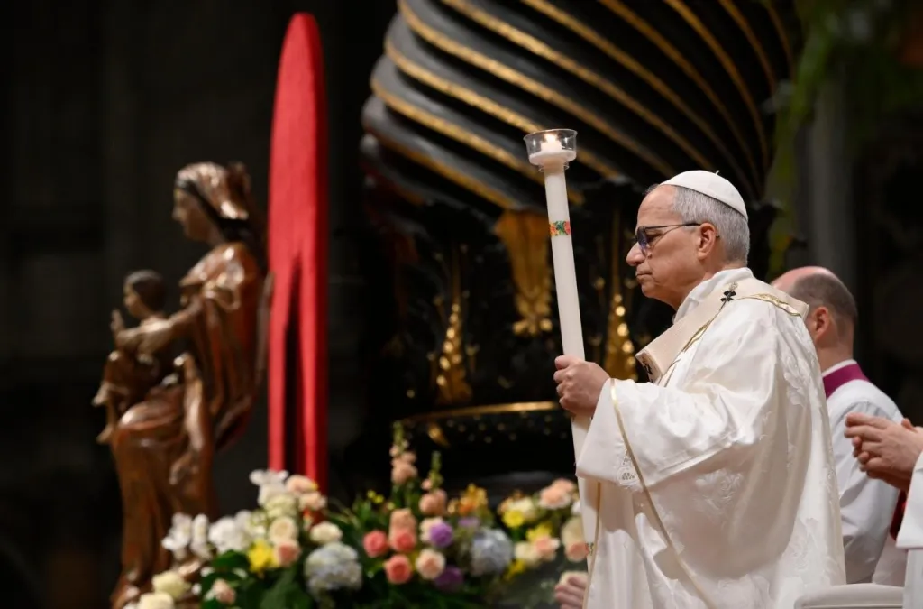 El Papa: Resucitados con Cristo también nosotros podamos dar vida a un mundo nuevo, de paz y de unidad
