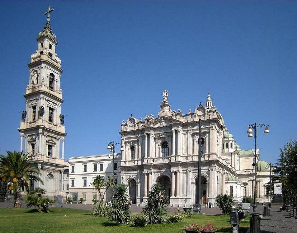 Viaje a Pompeya para el primer aniversario de la elección