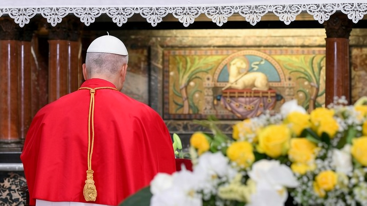 León XIV en Pompeya: El susurro del Rosario en el «Templo de la Caridad»