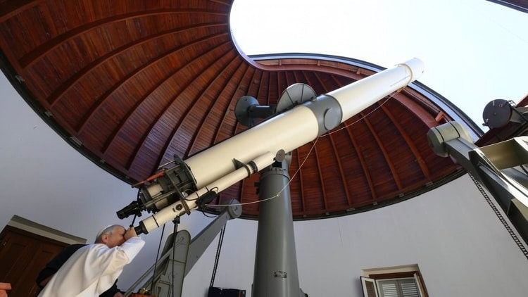 Dalle stelle al deserto: Il Vaticano rafforza i suoi ponti con la scienza e l’Islam