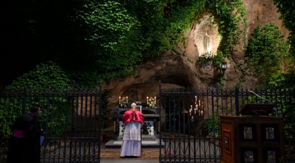 El mundo entero unido en un solo ruego: León XIV regresa a la gruta mariana para interceder por la paz