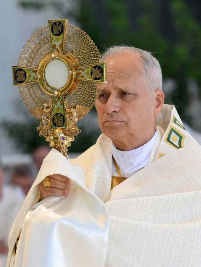 Il Papa invita i fedeli a lasciarsi trasformare dall’Eucaristia e a diventare costruttori di un mondo nuovo
